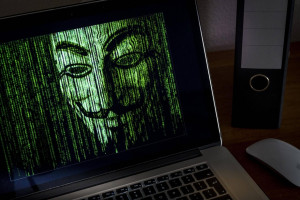 notebookdisplay mit gruenen schriftzeichen symbolbild web aktivisten hacken webseite von verschwoeru
